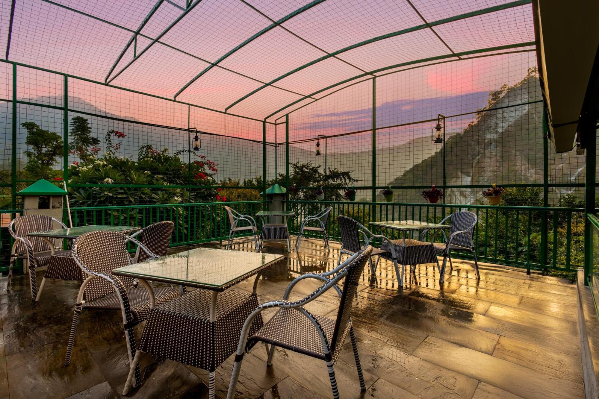 Hotel Sterling Corbett Garjia Exterior foto