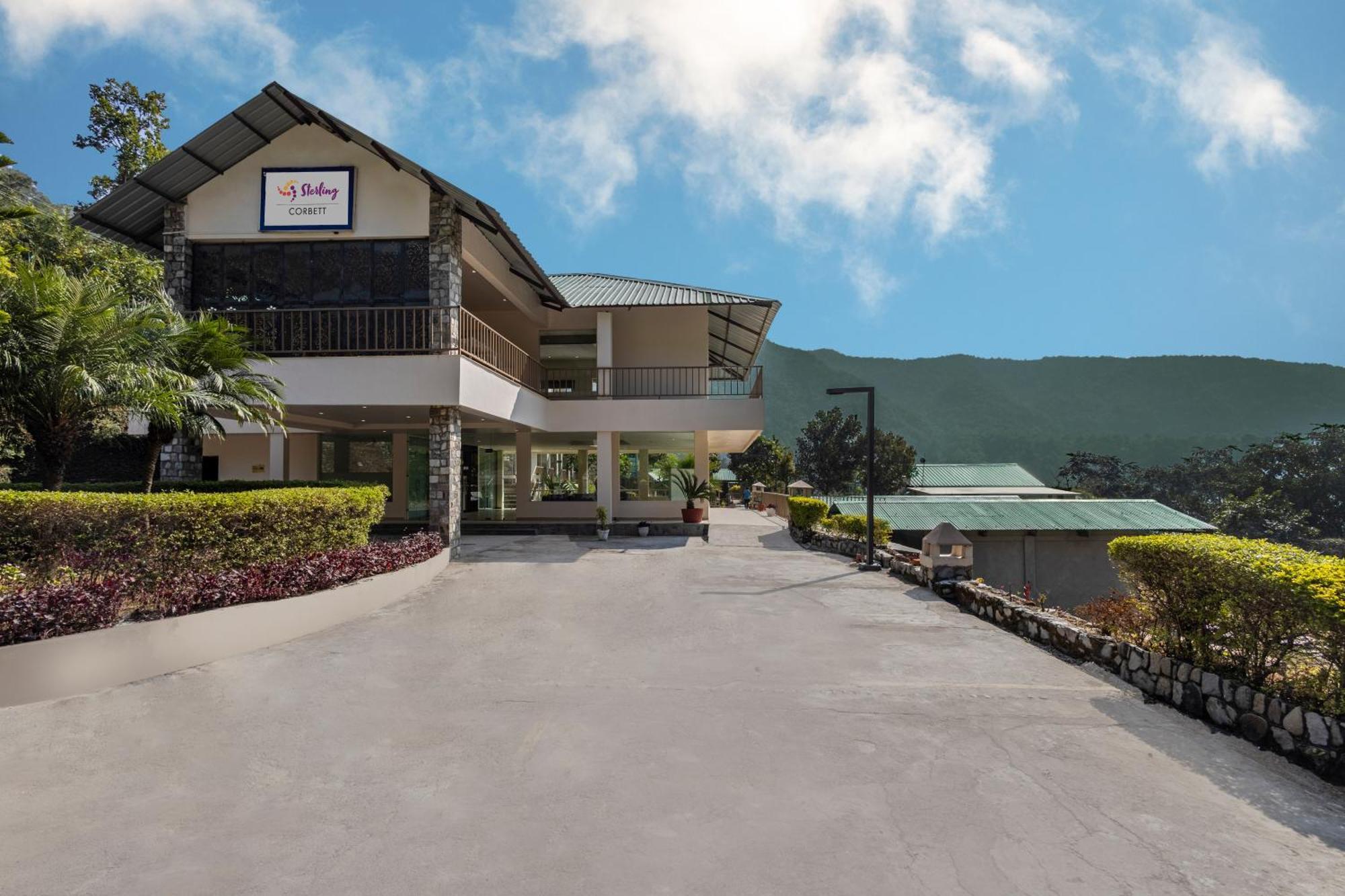 Hotel Sterling Corbett Garjia Exterior foto