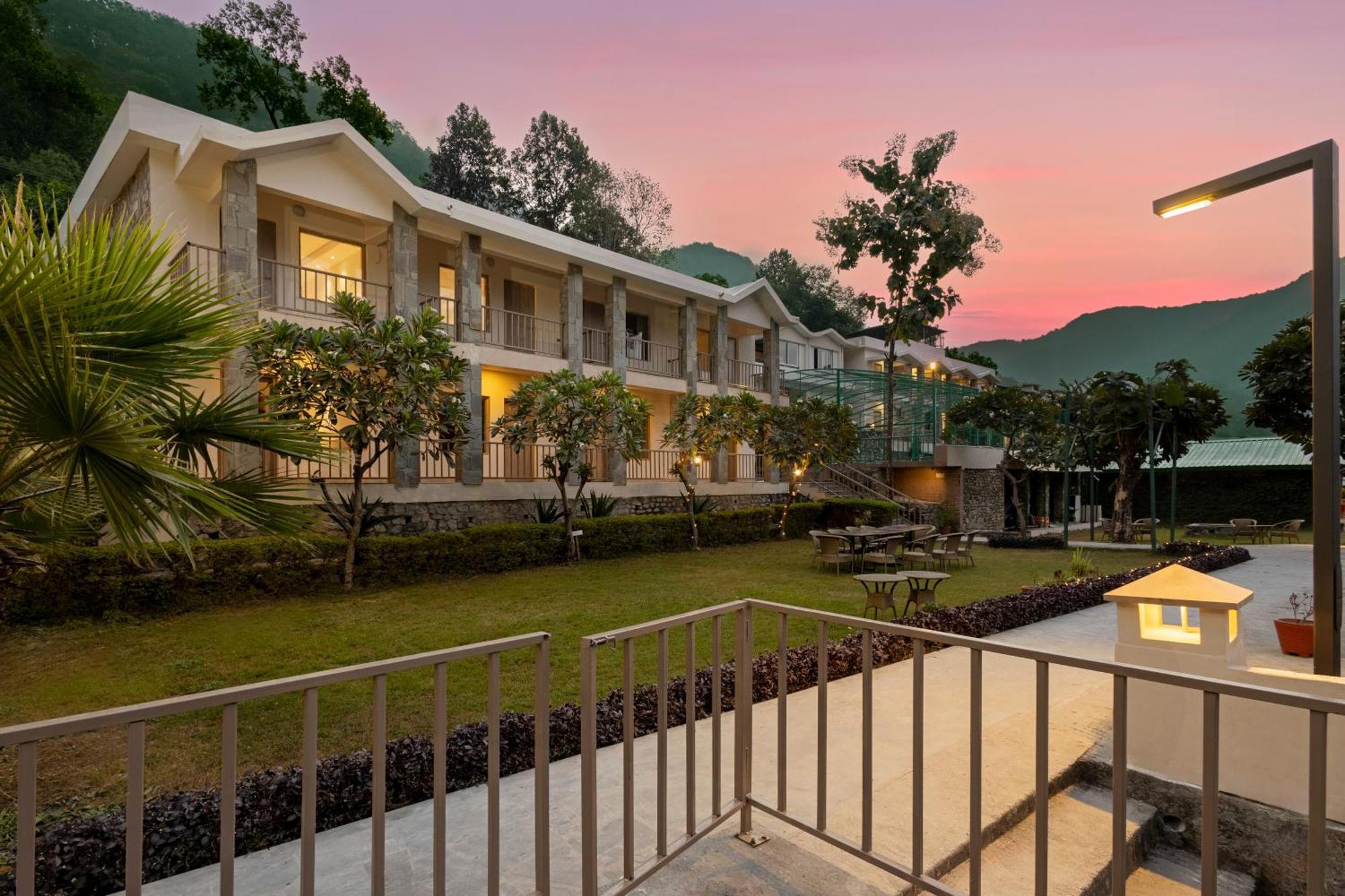 Hotel Sterling Corbett Garjia Exterior foto